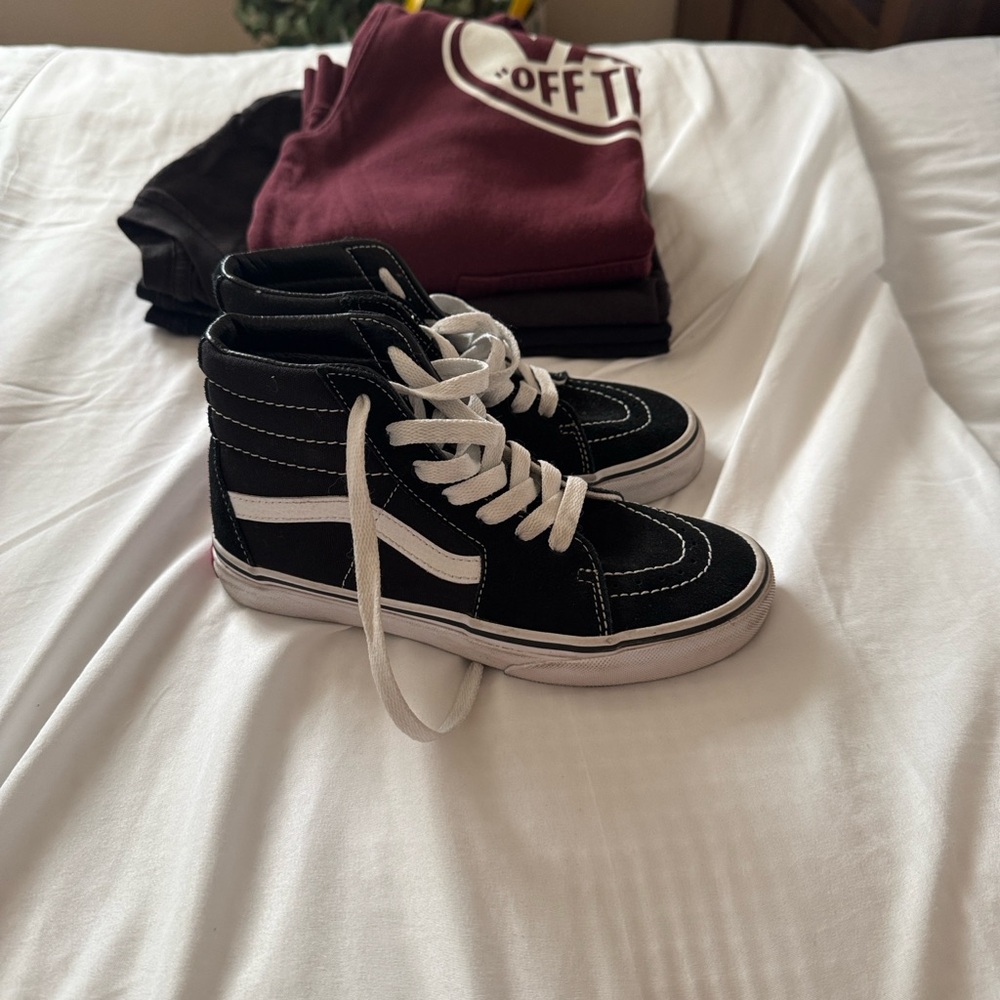 Vans Kids' Black Tees and Burgundy Hoodie Set and size 2.5 shoes